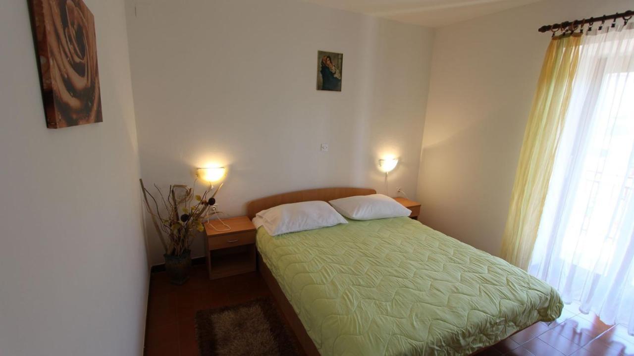Apartments And Rooms Jelka Malinska Eksteriør bilde